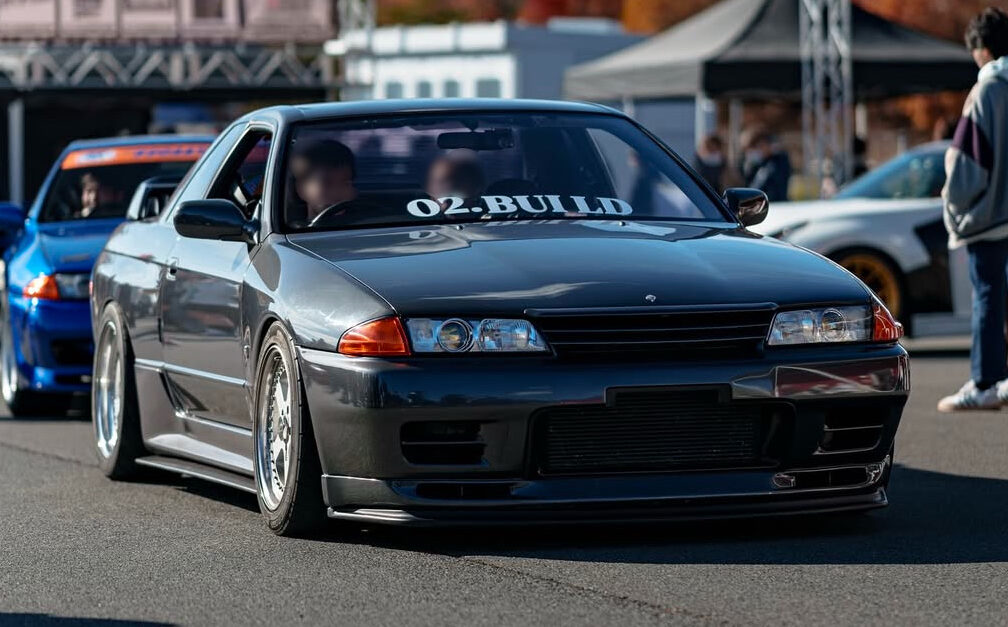 Nissan Skyline GT-R R32 at night
