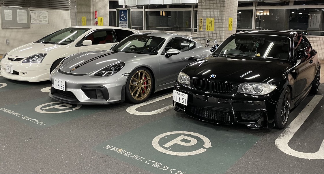 Crowd of tuned cars gathered at Tokyo expressway lot