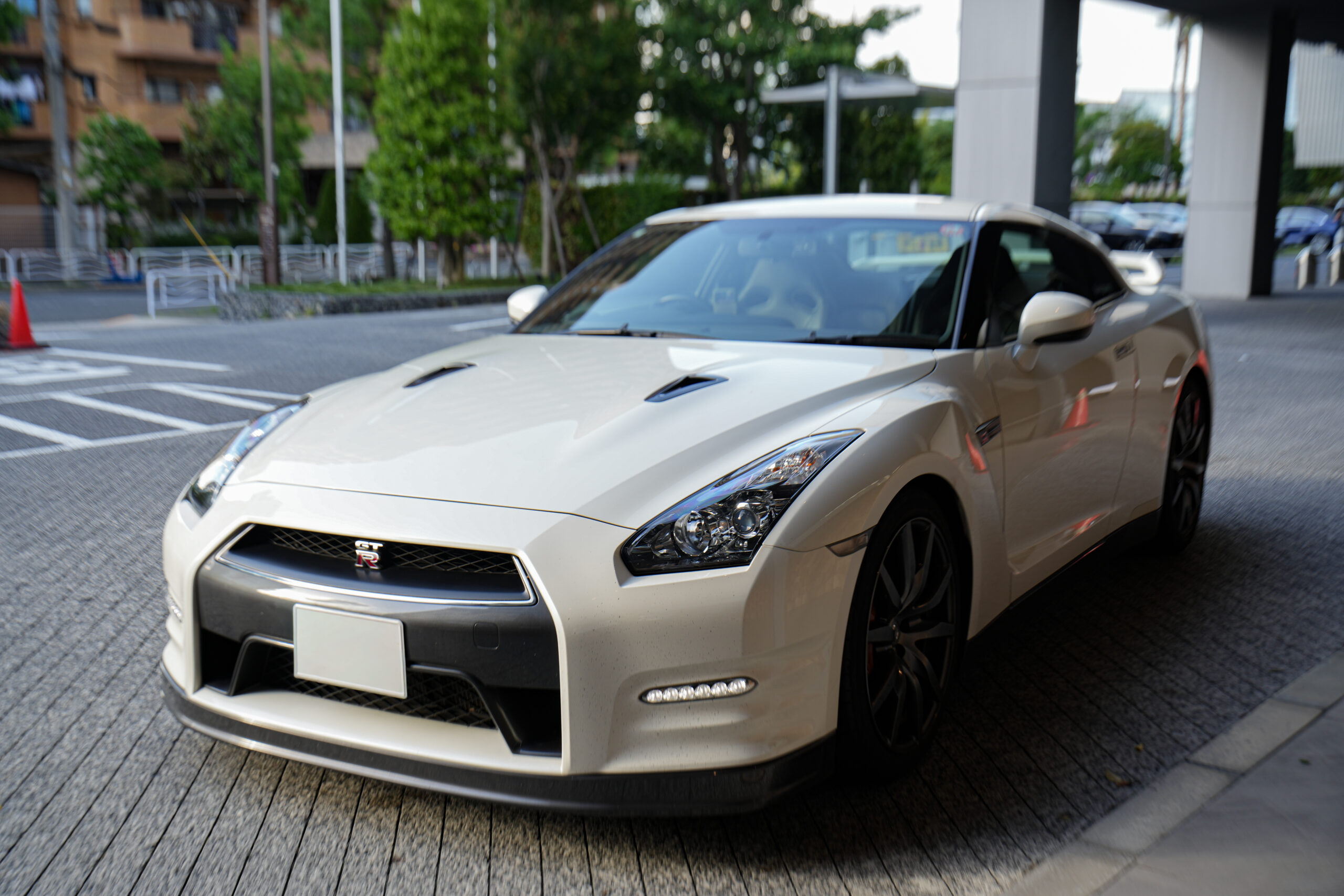 Nissan GT-R R35 Angle 1